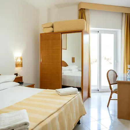 Hotiday Hotell 3*